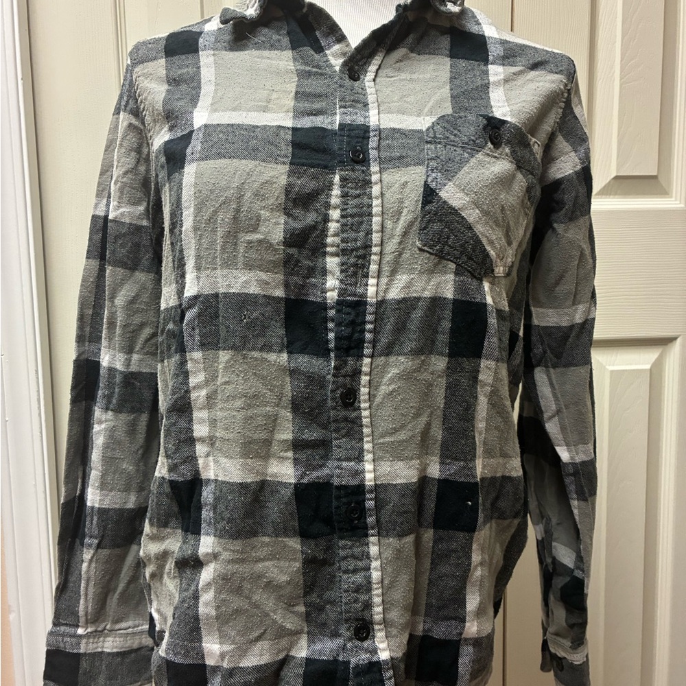 Tapout Size Medium Black and Gray Button Down Shirt